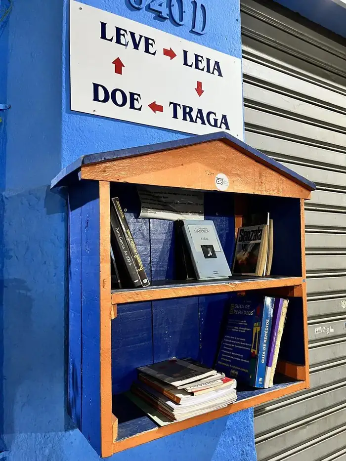 Biblioteca comunitária Leve, Leia, Doe e Traga da Azzurra Pet Shop na Pompeia
