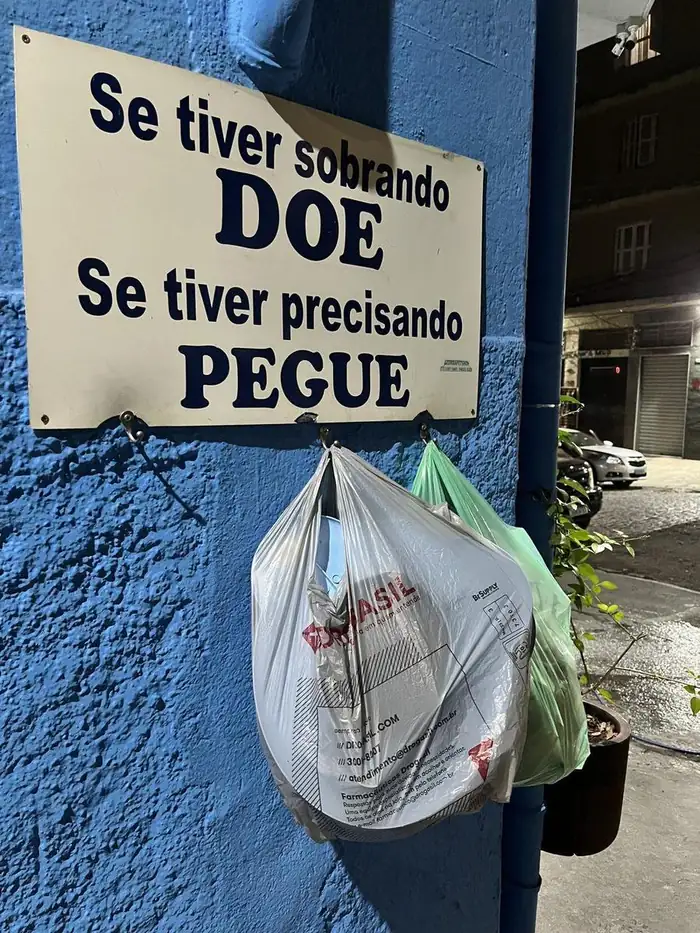 Ponto de doação Se tiver sobrando doe, se tiver precisando pegue, da Azzurra Pet Shop