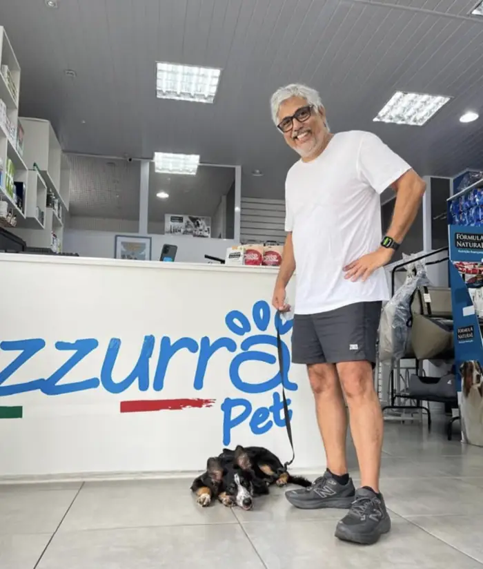Tutor com seu cãozinho no balcão da Azzurra Pet Shop na Pompeia