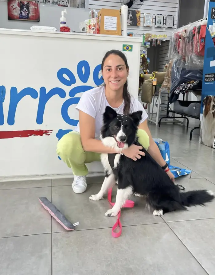 Tutora com border collie preto e branco na Azzurra Pet Shop
