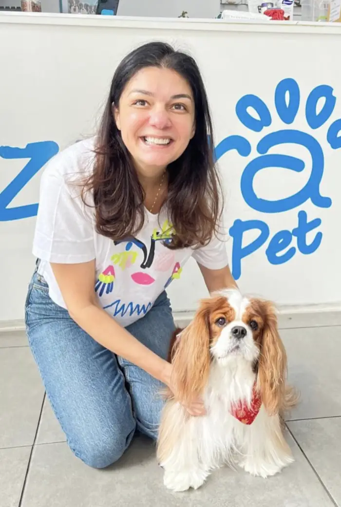 Tutora com Cavalier King Charles após atendimento na Azzurra