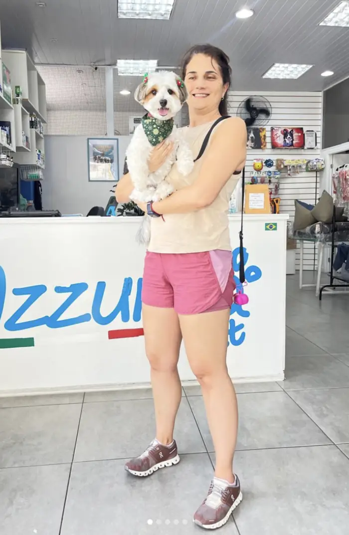Tutora com maltês no colo na Azzurra Pet Shop