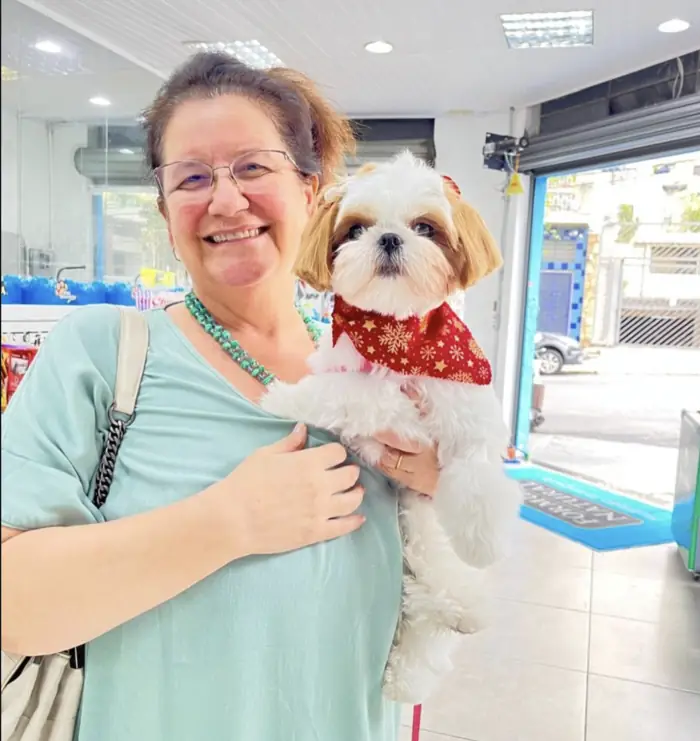 Tutora com shih tzu de bandana vermelha na Azzurra na Pompeia