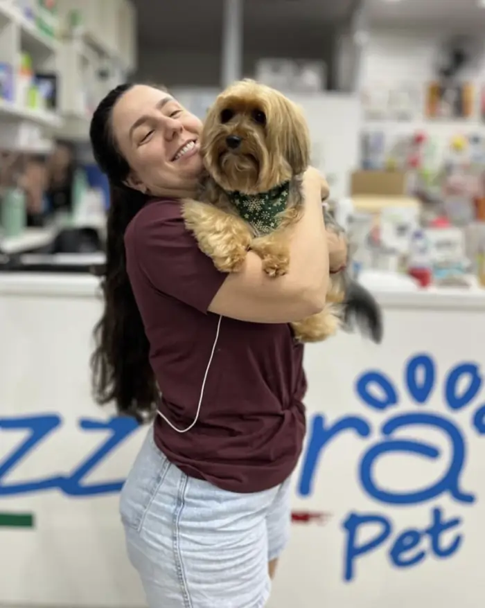 Tutora abraçando yorkshire caramelo na Azzurra Pet Shop