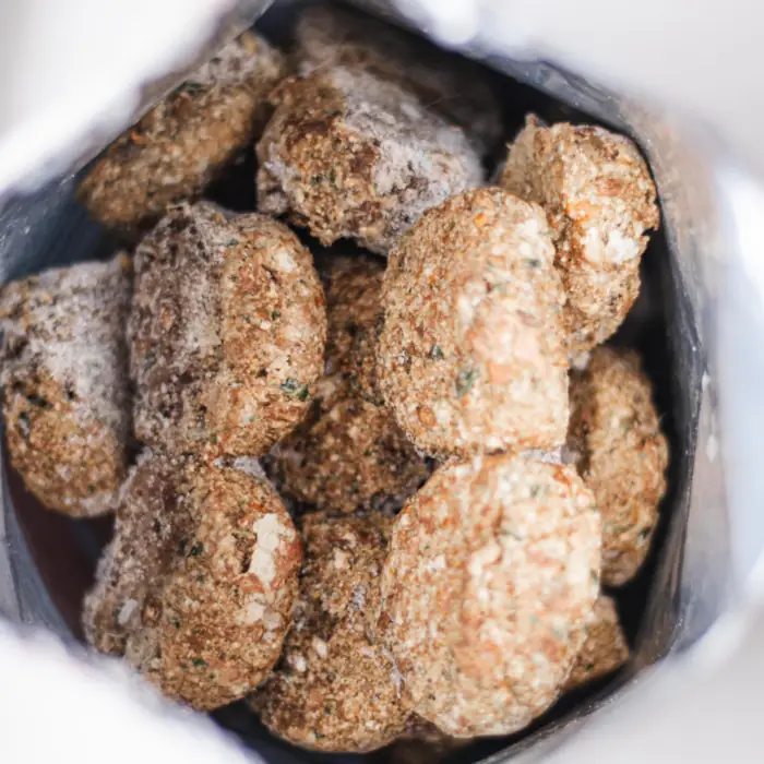 Hamburguinhos congelados de comida natural Raw Raw dentro da embalagem
