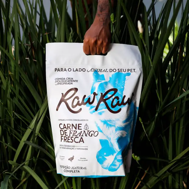 Embalagem Raw Raw de hamburguinhos congelados de carne de frango fresca para cães adultos